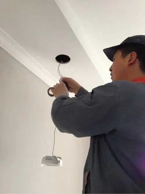 冯师傅在装筒灯