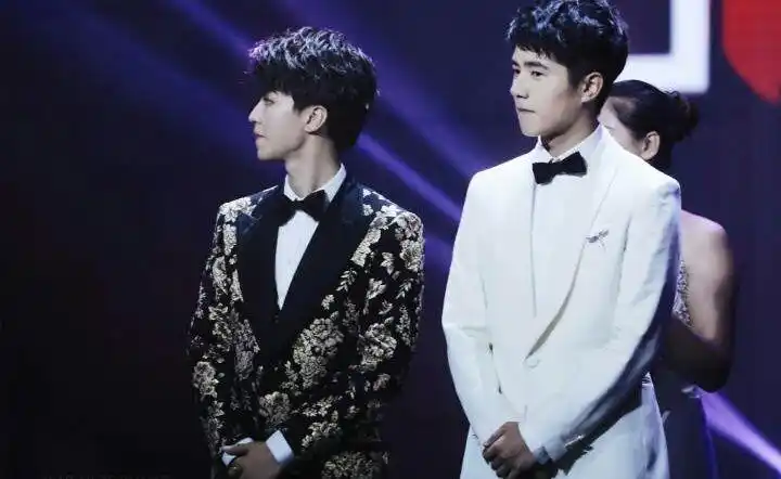 王俊凯收到了刘昊然自称最走心的礼物小凯的反应很嘚瑟