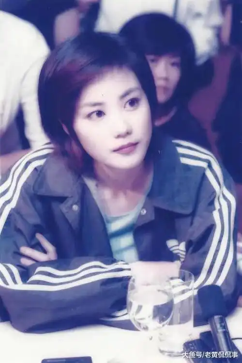 25年前的王菲旧照被曝光, 短发清纯笑容甜美, 网友: 想恋爱了