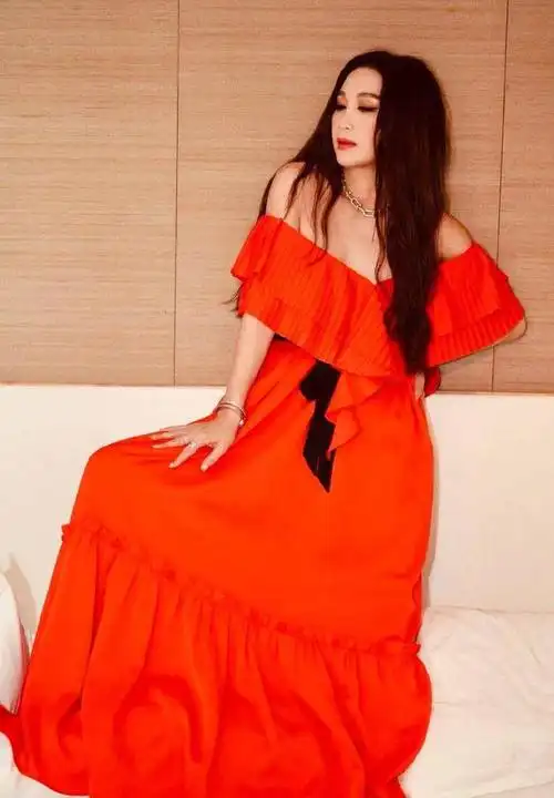 温碧霞最新红裙写真曝光,妩媚迷人气质尽显!|白皙|抹胸裙_网易订阅