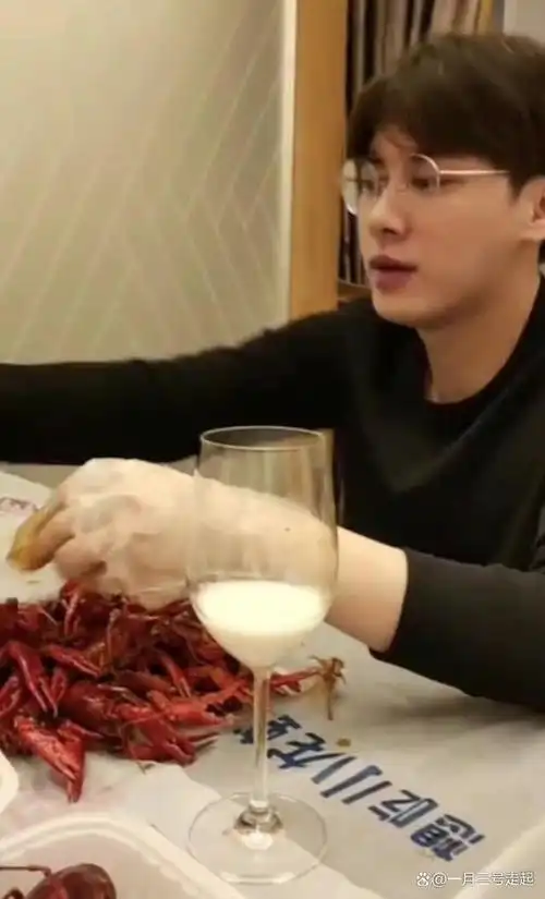 李易峰风波后首露正脸打扮低调人也消瘦了回归普通人生活