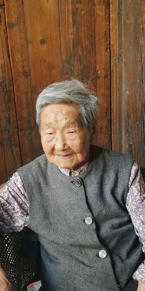 古宅主人是一位:96岁高寿的老太太.为游客担当义务讲解员.