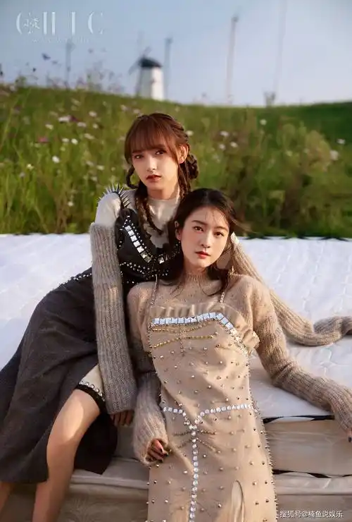 张雪迎程潇合拍闺蜜写真牵手漫步演绎姐妹情深美女同框好养眼