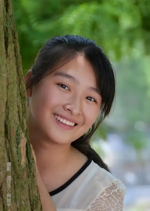 二中清纯校花抓拍高考完后学生激动一刻