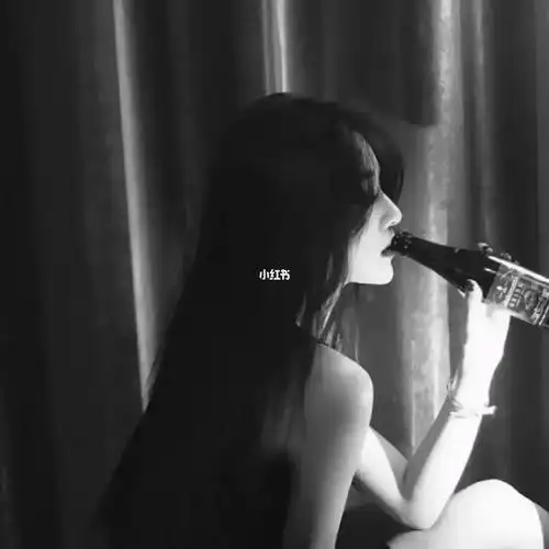 黑色系氛围感女生头像