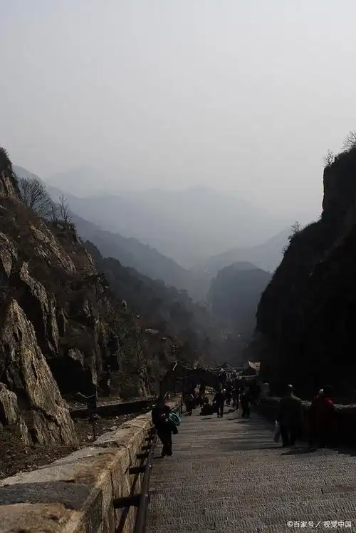 攀登泰山十八盘,体验壮观与艰辛并存的旅行