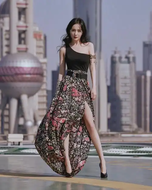 杨幂今日份品牌活动,两套look都好美呐,彩虹针织衫太温柔了……__财经