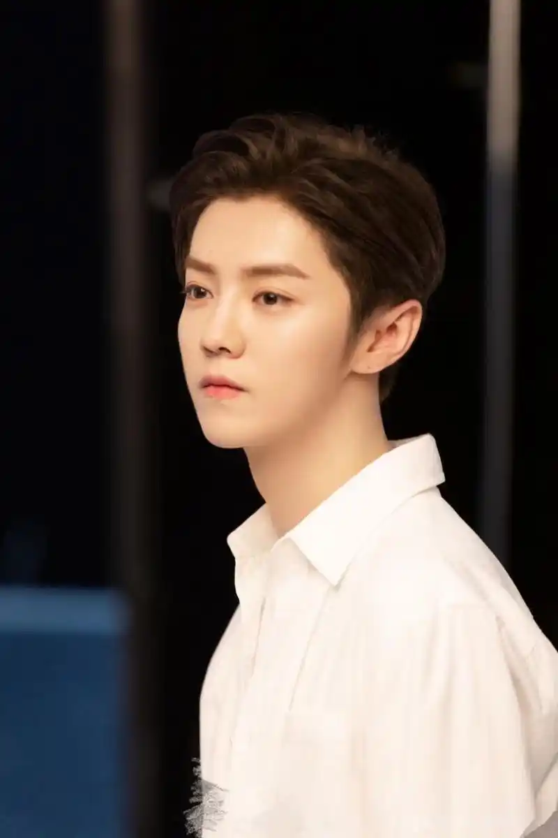 鹿晗白衬衫浅蓝色长裤,很是清爽