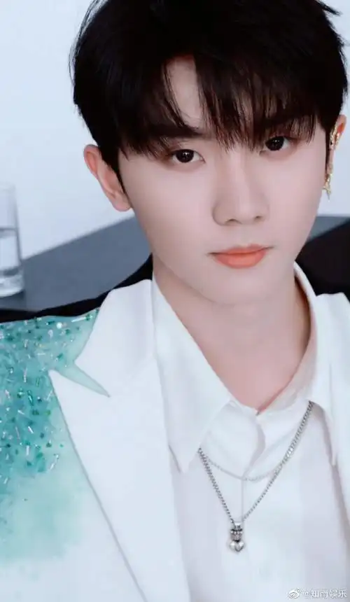 马嘉祺戴珍珠项链##马嘉祺白色珍珠西装##马嘉祺唱意大利语