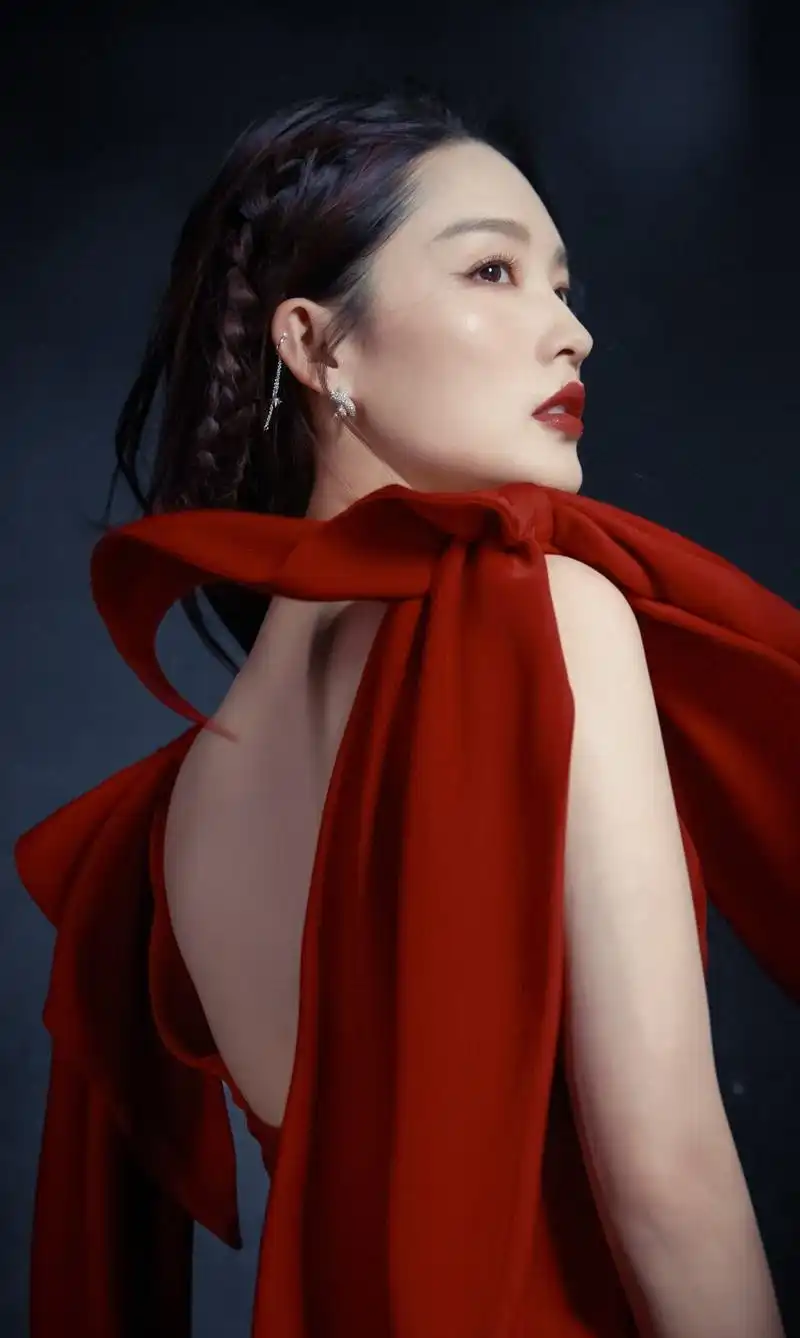 李沁个人简介(事实证明,聪明的李沁,在演艺道路上早已做出选择)