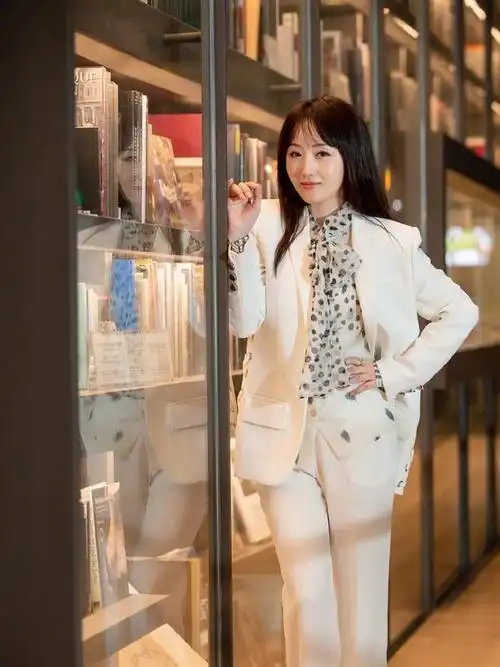 48岁杨钰莹厉害,穿高级灰西装干练又优雅,身高158也能有大气场