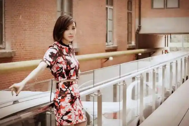 剧中,实力演员李佳熹饰演打拼多年的白领"辛迪", 从前台到总监助理