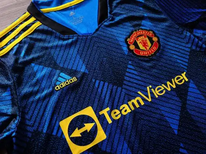 我最喜欢的曼联新赛季球衣深蓝c罗浅蓝b费欢迎回家