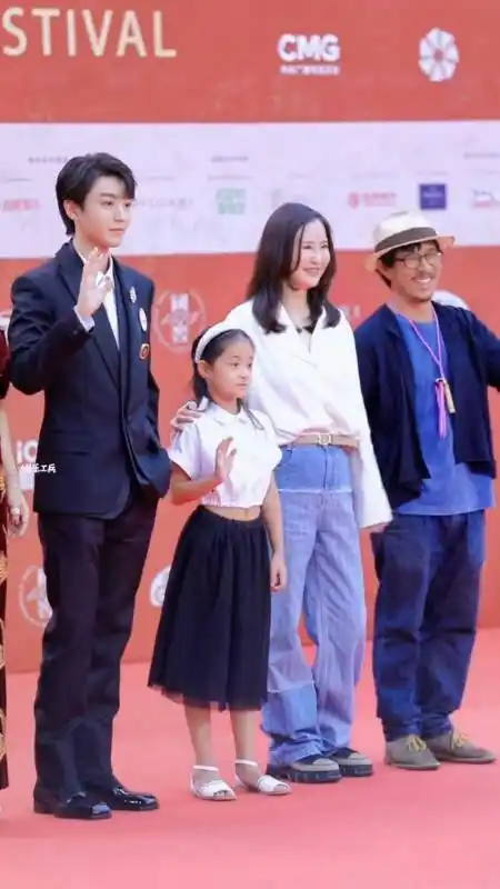 北影节开幕式红毯78老干部式挥手打招呼王俊凯这太可爱了-度小视