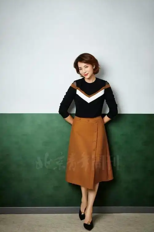 董卿素颜近照曝光,穿印花衫配红色包臀裙,生图看着依旧气质十足