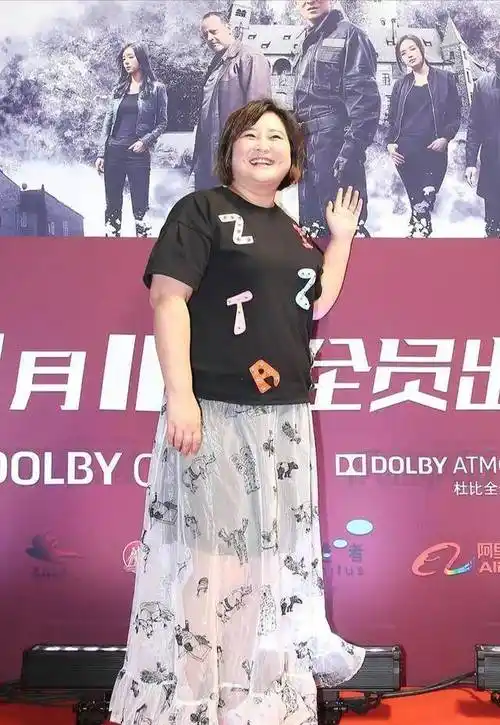 原创谁说胖不能穿纱裙贾玲粉纱裙配白卫衣酒窝大肚子少女感十足