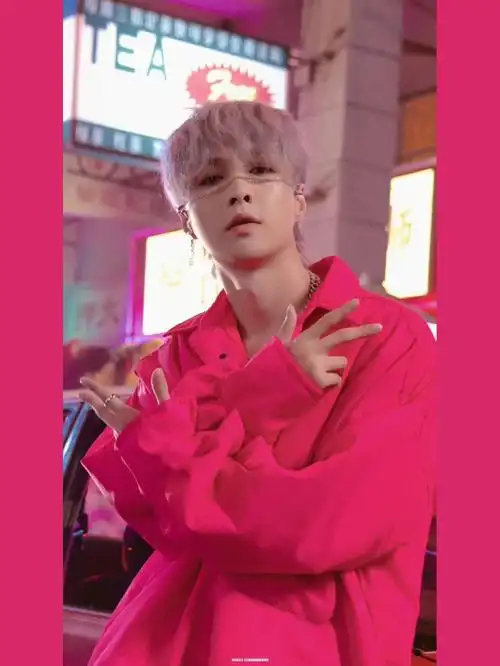 华伦天奴  #张艺兴面纱  #华伦天奴valentino  #每日壁纸  #粉色穿搭