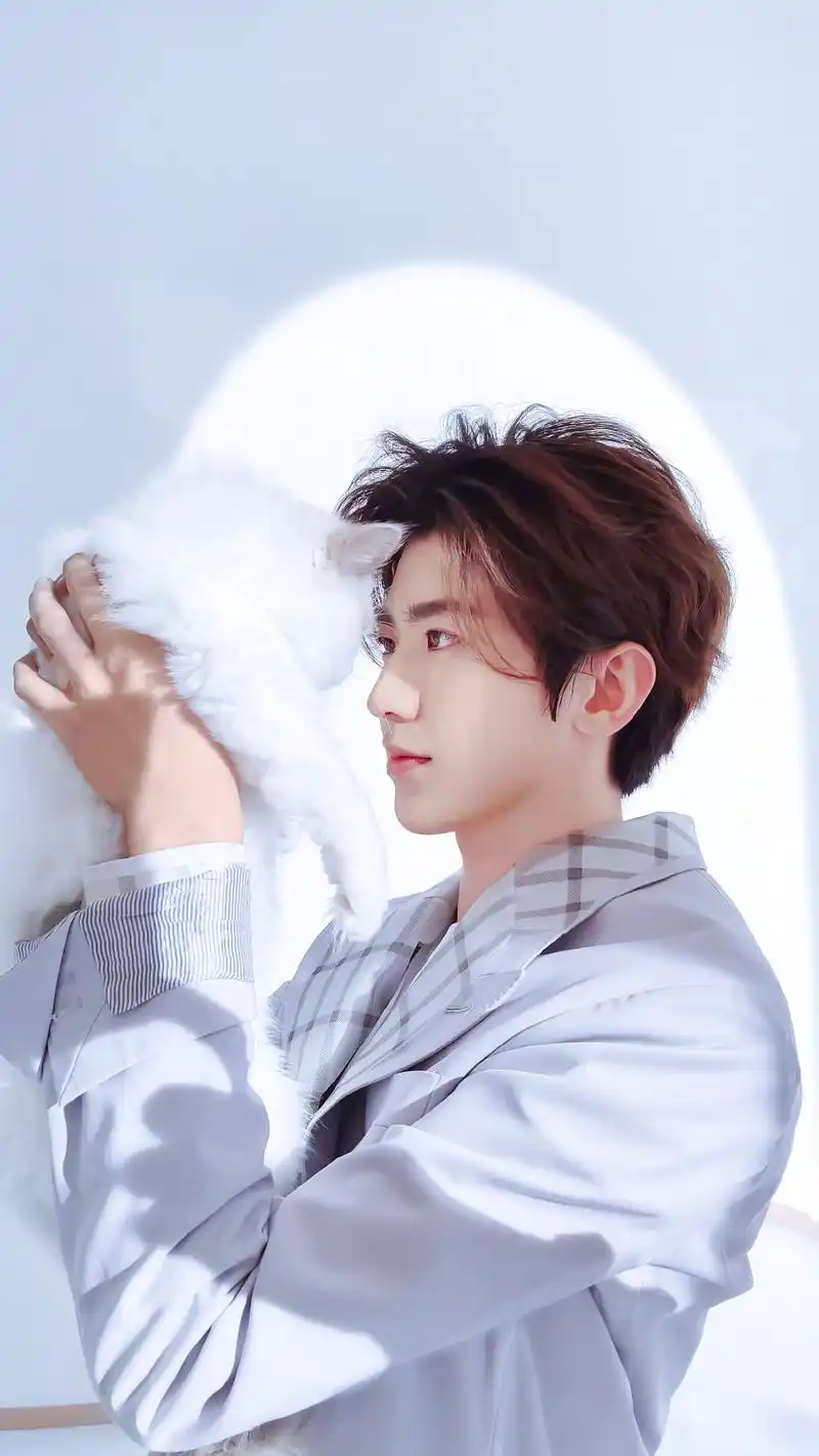 蔡徐坤品牌新图被猫咪埋胸今天也是恰柠檬的一天