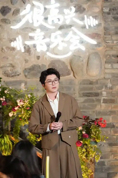 毛不易超话青砖灰瓦的古镇墙边,晚夜静谧;@毛不易惬意安然的声线,让