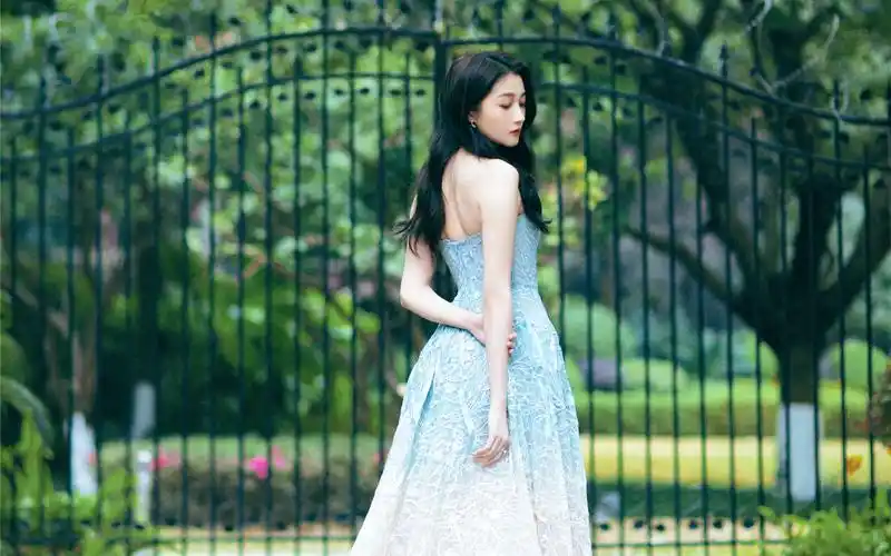 关晓彤蓝色礼服性感图片桌面壁纸