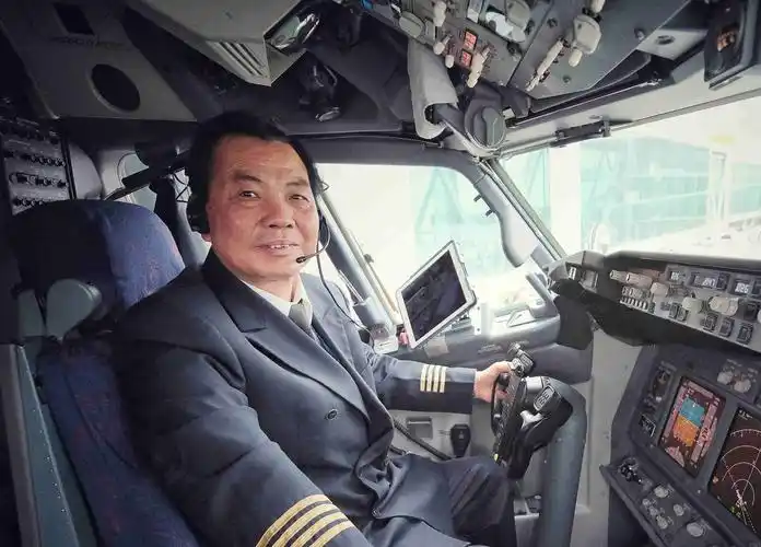 图片 蓝天白云下的光荣:国航重庆飞行员李光荣退休_民航资源网