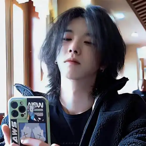 花花华晨宇全新长发造型太帅了太帅了