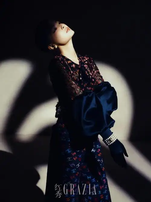 换上成套全新 2024 春夏高级成衣系列的实力女演员@辛芷蕾深具故事性