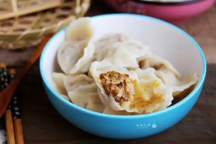 70岁叔叔说这是他吃过的最好吃的饺子,馅真香,吃一次就上瘾_酸菜