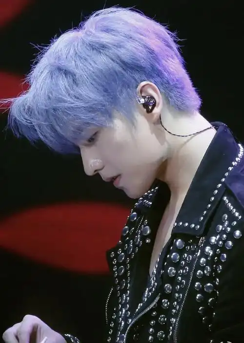 蓝发造型#杨洋17年的造型,至今看到都会被惊艳到救命一年只一天的生日