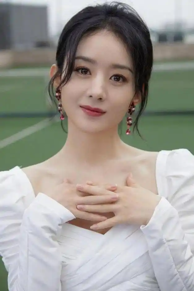 2006年,19岁的赵丽颖参加《雅虎搜星》比赛,她说自己是"无知者无畏".