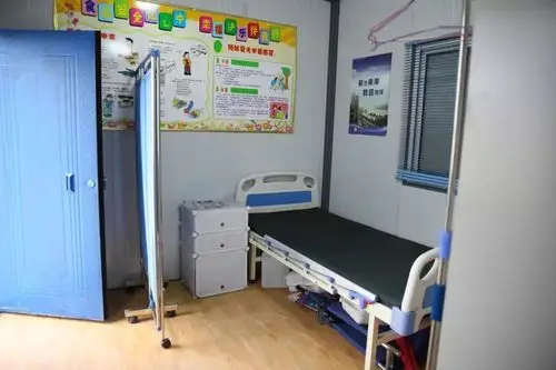 工地群团服务站占地6000平米,包含了篮球场,乒乓球和桌球场,医务室