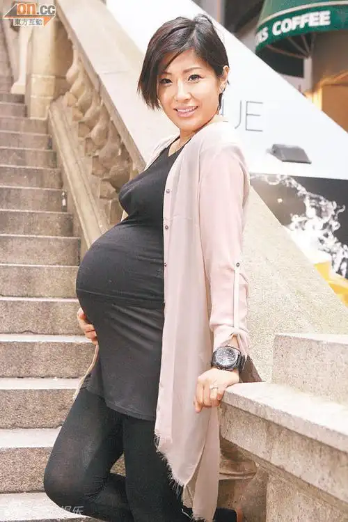 周家蔚拍大肚写真与洪天明搞怪洪金宝预计28日抱孙子
