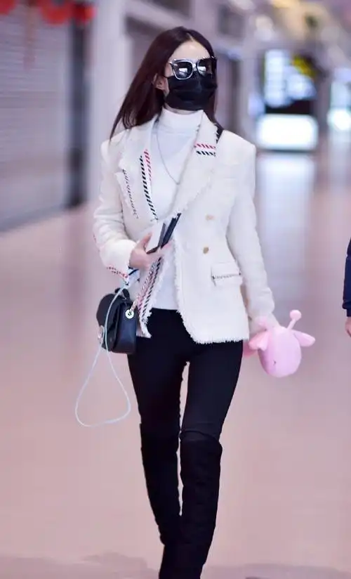 赵丽颖白色西装搭过膝长靴,粉色布玩偶抢镜,少女心爆棚!
