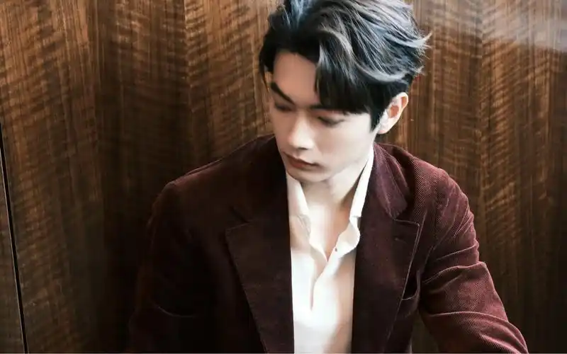 事务部更新,许凯好帅啊啊啊啊啊啊!今天这套红色西装绝了!