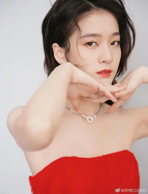 张雪迎抹胸长裙秀白皙肌肤,努力挤事业线秀身材超拼