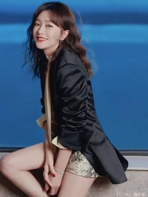 秦岚穿黑西装一字带凉鞋大秀好身材!