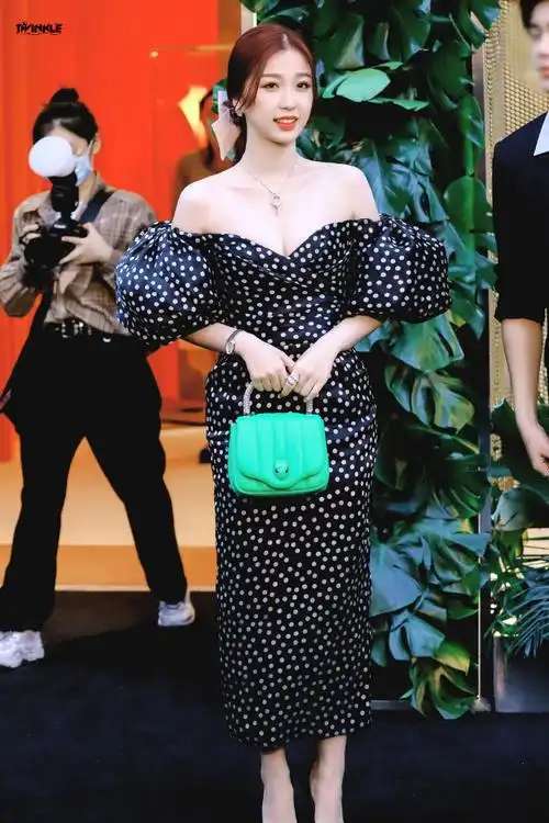 虞书欣波点长裙#虞书欣bvlgari活动饭拍~今天是泡泡袖抹胸黑白波点