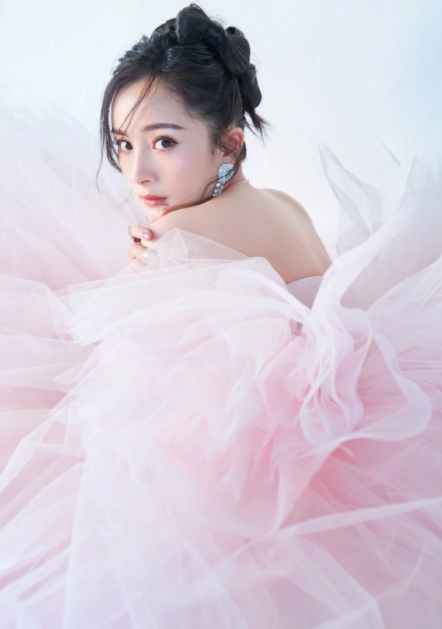 杨幂星光大赏生图被扒法令纹泪沟明显一看就知是老阿姨