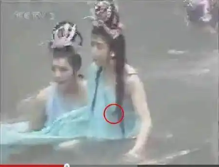 西游记穿帮镜头,蜘蛛精太敬业竟然漏了!八戒都害羞了!