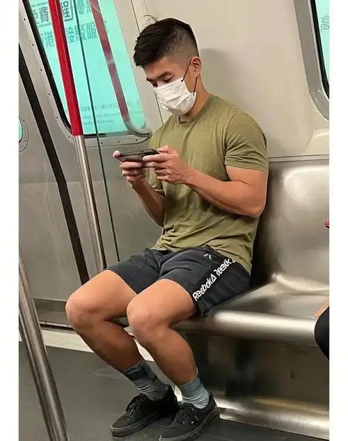 地铁上网友抓拍的那些灰裤子体育高中生