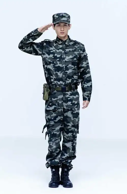 成毅军装照曝光 "神犬"vs"奇兵"酷萌组合萌化众人