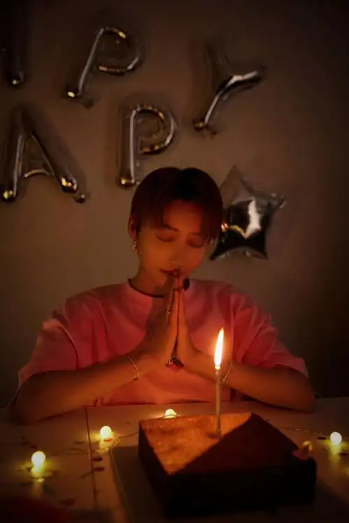 刘雨昕生日官宣新代言 多领域"开花"展多面魅力