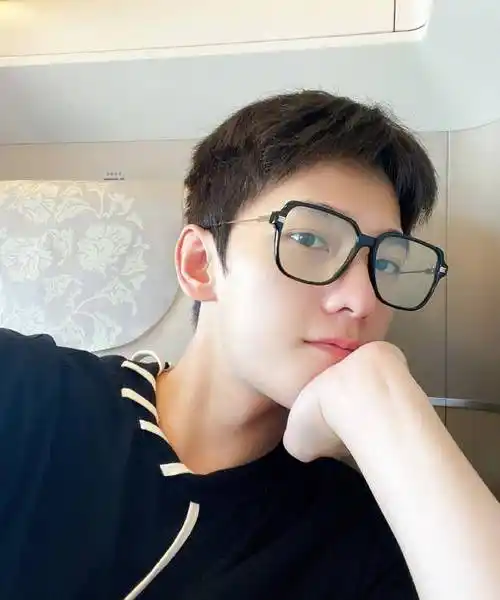 杨洋晒自拍上热搜,素颜状态皮肤好美,戴黑框眼镜像校园里的学长_网友