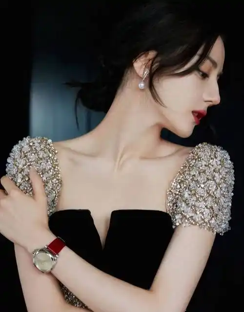 火辣迪丽热巴31岁,时尚美照太令人窒息!_观众_魅力_演技