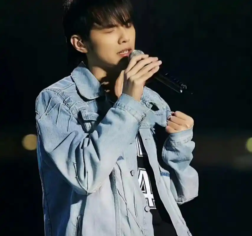 周杰伦年轻的时候是真的帅,妥妥的小鲜肉[没眼看][没眼看]