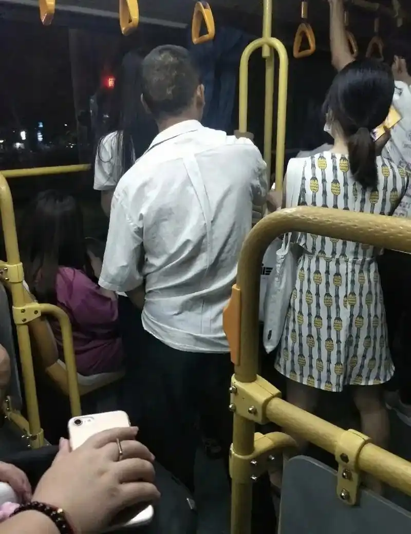 女子公交车遇到猥琐男, 男子多次行为露出本意!