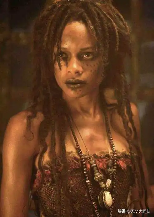 为了寻求答案,杰克带着众人找到了当初给他罗盘的海中女巫,提亚·朵玛