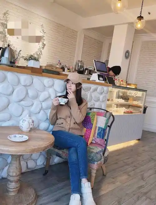 王晓晨太会穿!露肩上衣与网纱裙的搭配,气质高级御姐风十足!