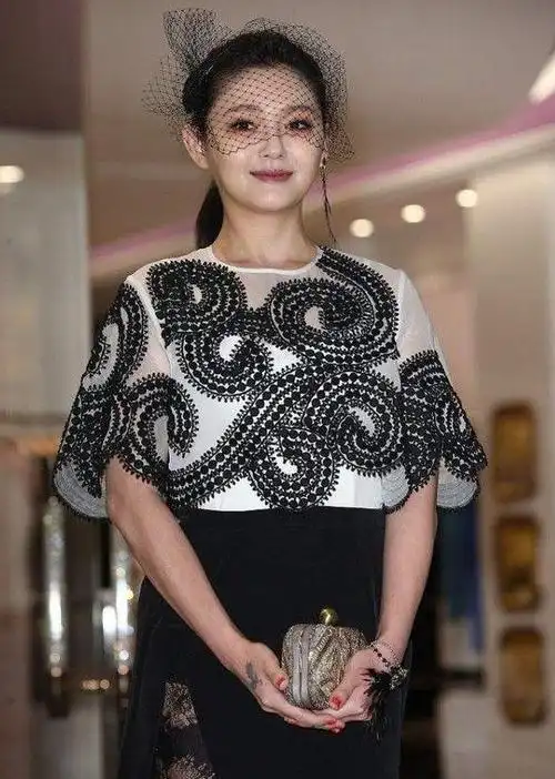 大s这气质真是绝了穿修身图纹裙身材前凸后翘优雅又高级