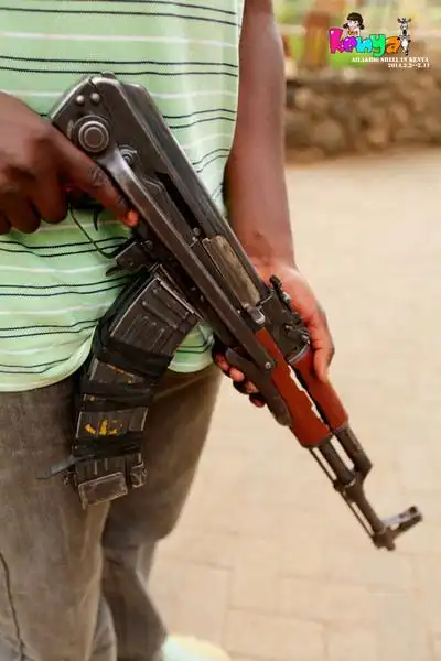 马赛族帅锅护送我们一直到酒店,最后再拍一张ak47 的特写,就和帅锅